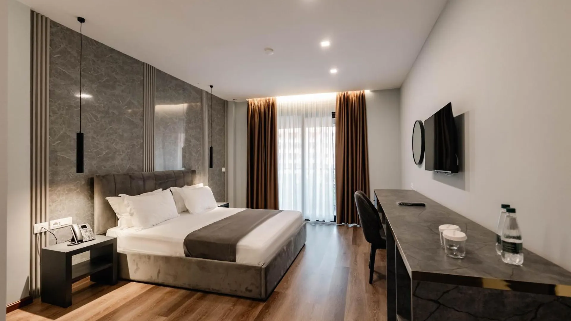 ****  Aks Hotel Durrës Albania