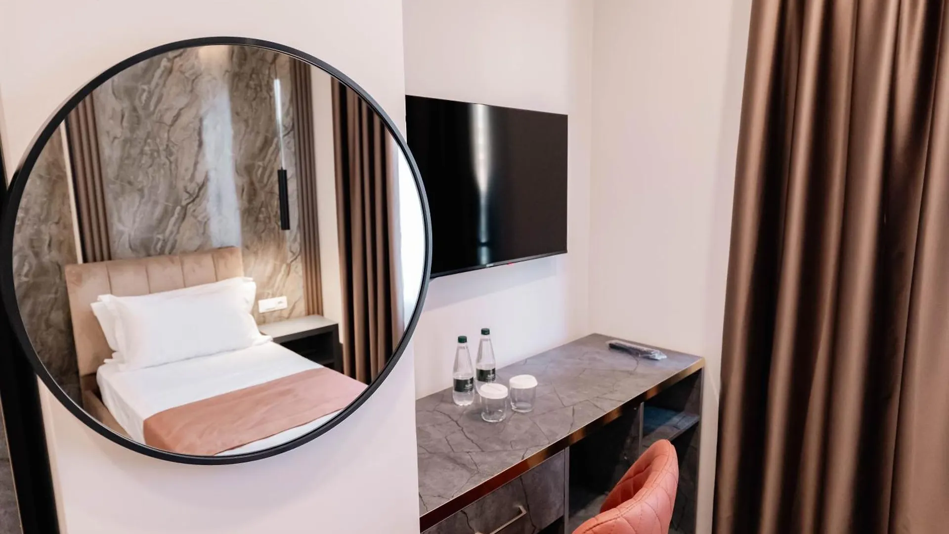 ****  Aks Hotel Durrës Albania